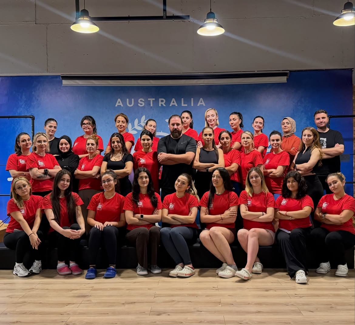 Australia Sports Institute çatısı altında düzenlenen İstanbul Level 1–2 eğitim programının katılımcıları, Volkan Acar ile birlikte.